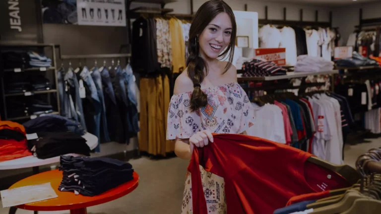 Mulher em uma loja de roupas
