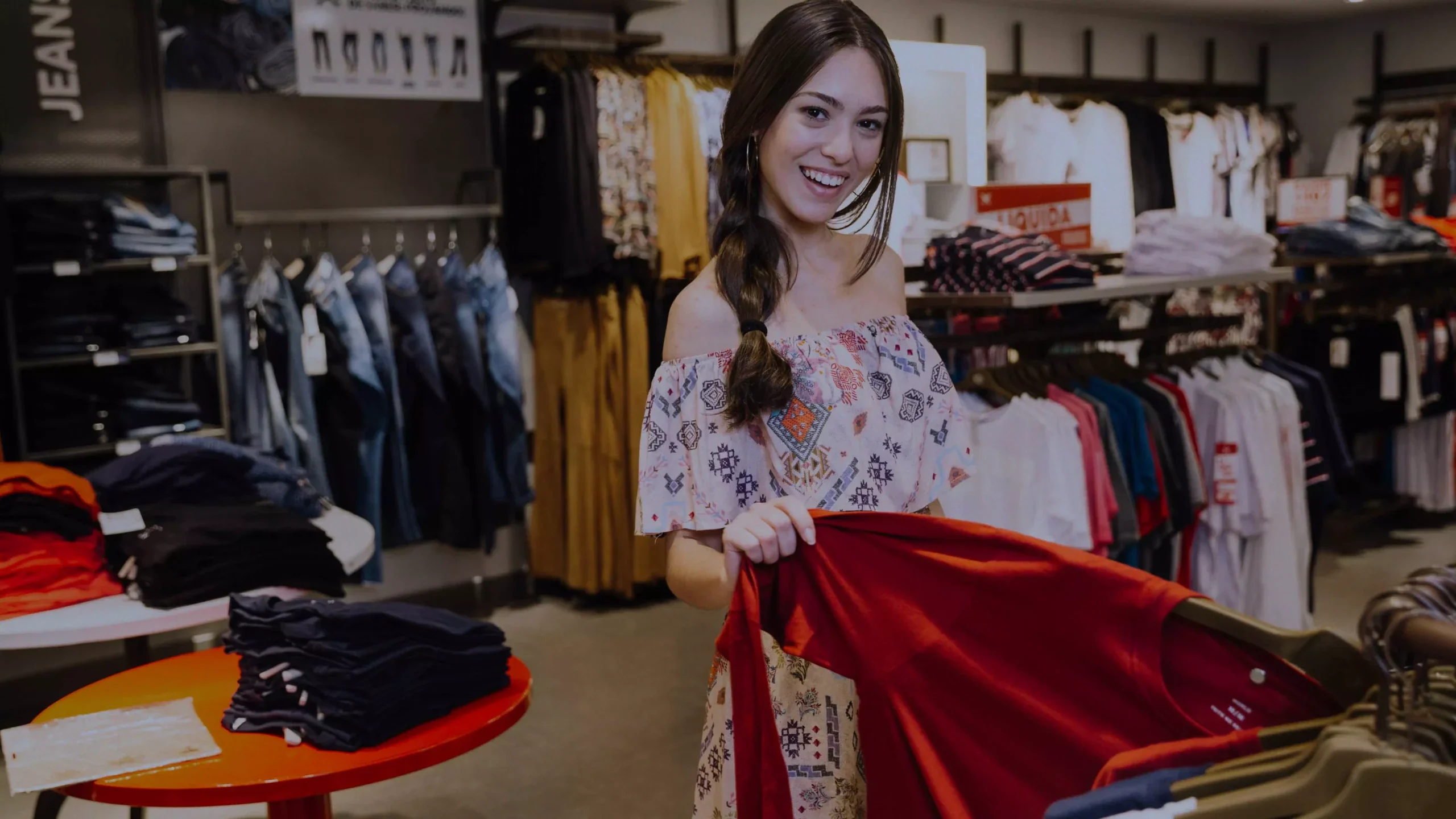 Mulher em uma loja de roupas