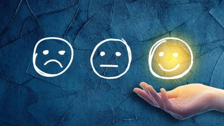 Ilustração com três emojis, um muito sorridente, outro neutro e o último triste, simbolizando a avaliação de clientes