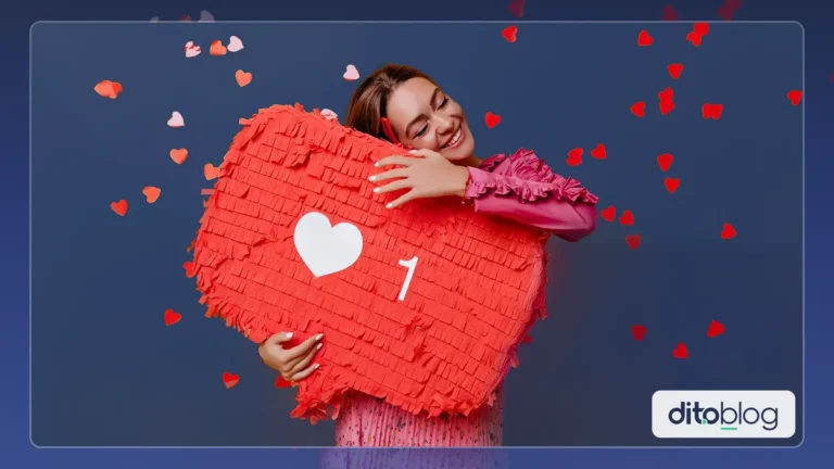 Mulher segurando uma almofada vermelha.