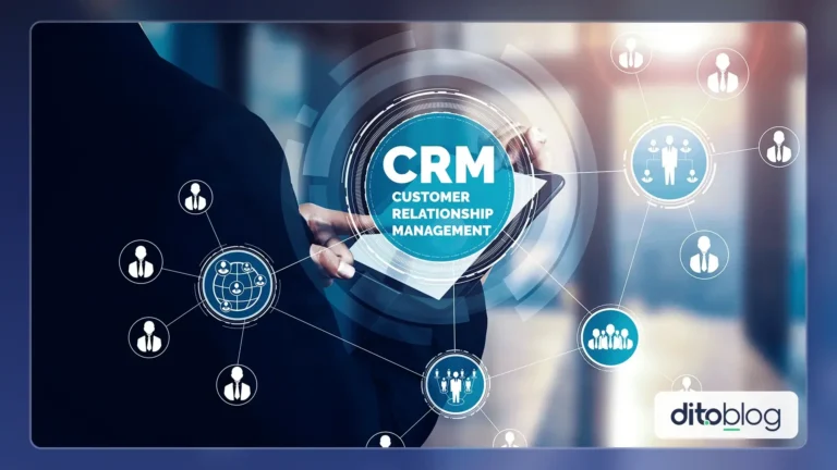 Pessoa segurando tablet que mostra a tela de um CRM Omnichannel