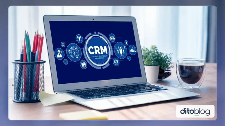 Notebook com plano de fundo sobre CRM - customer relationship management