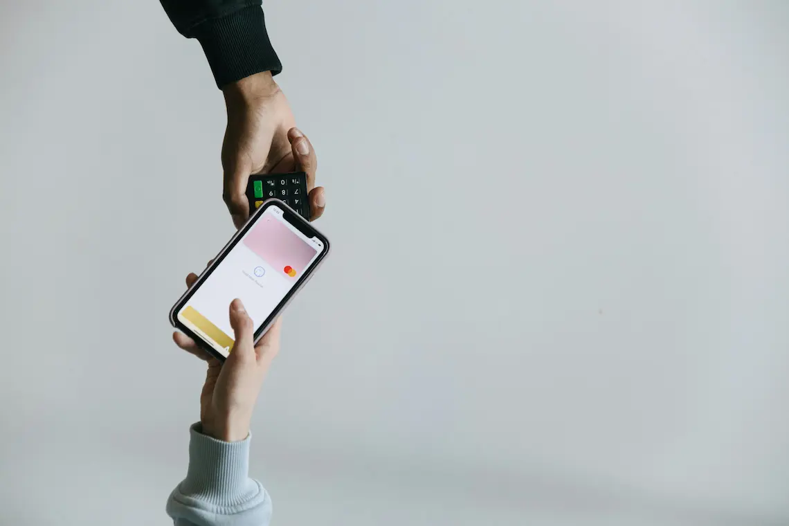 imagem de duas pessoas segurando um celular