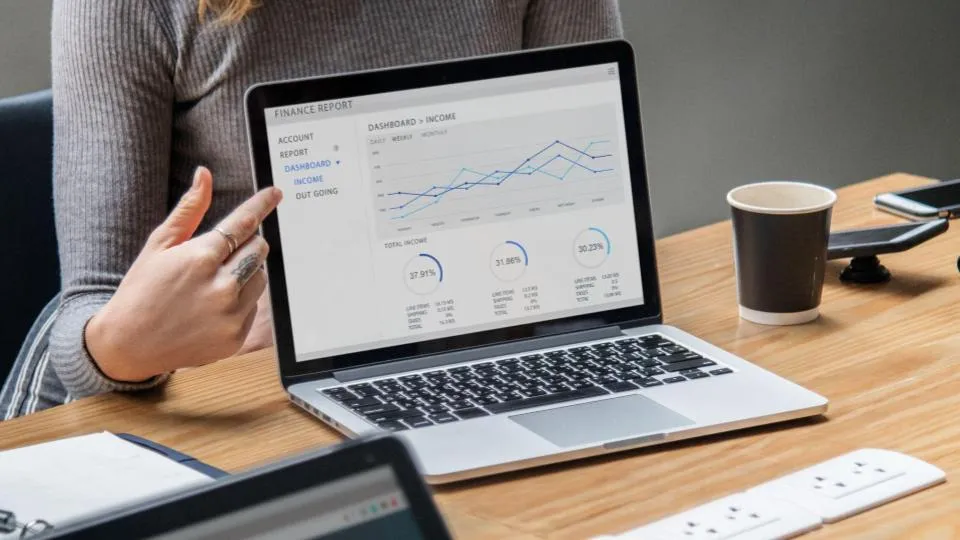 Notebook mostrando a tela de uma plataforma de CRM Completo