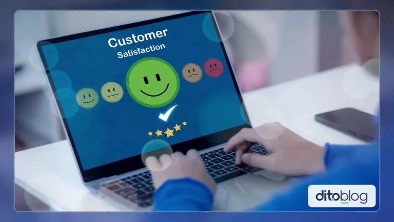 Pessoa usando um notebook, onde, na tela, está escrito customer satisfaction.