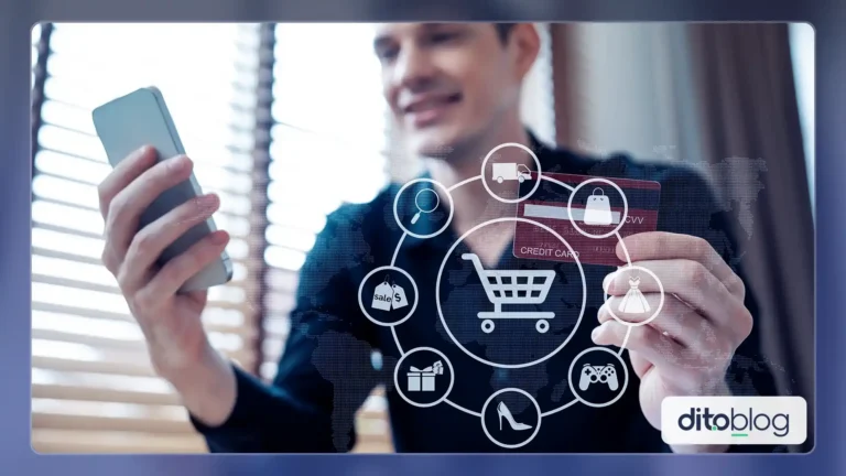 Homem segurando um celular e um cartão de crédito.