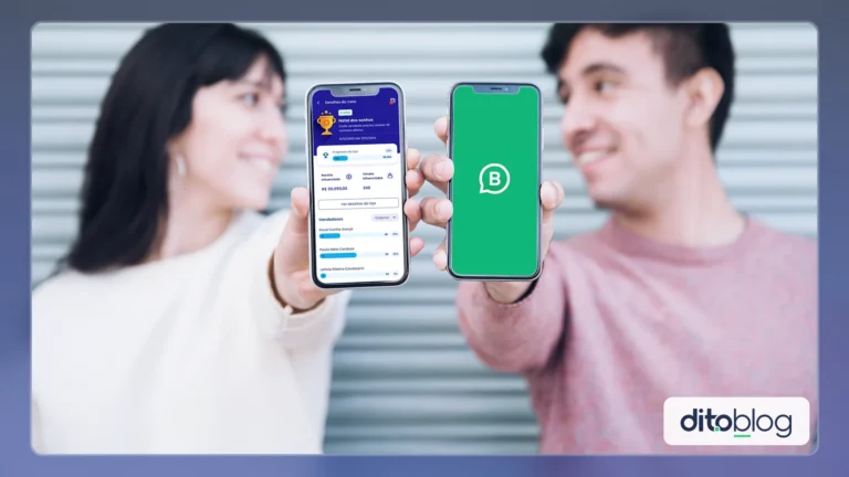 Um homem e uma mulher, ambos segurando smartphones. Nas telas dos smartphones estão o Dito Agenda e o WhatsApp Business.