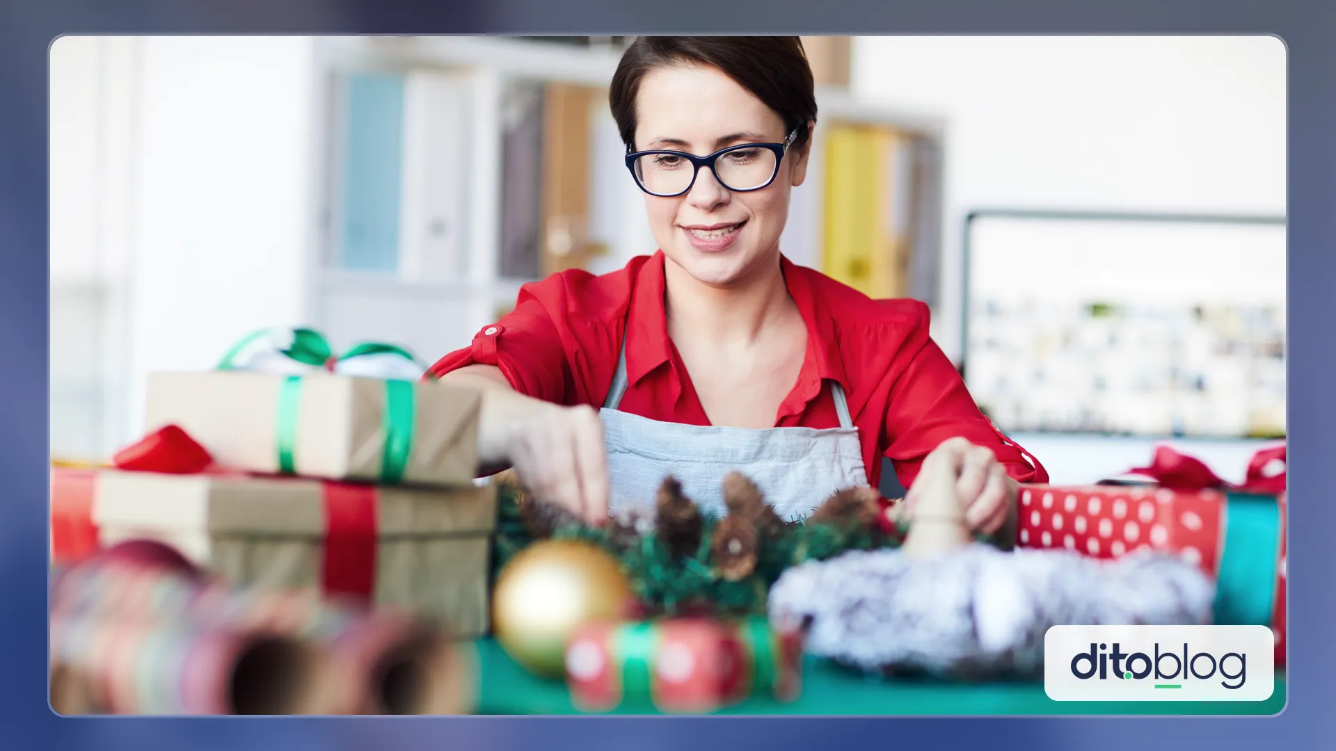 Mulher em uma mesa com decoração de natal